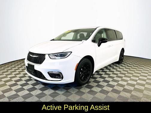 White 2024 Chrysler Pacifica Touring-L