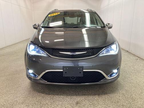 Photo 2 of 40 of 2019 Chrysler Pacifica Limited