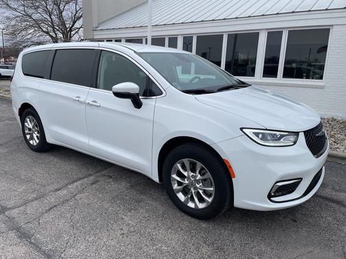 2023 Chrysler Pacifica Touring-L
