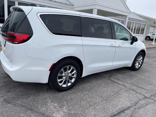2023 Chrysler Pacifica Touring-L