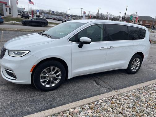 2023 Chrysler Pacifica Touring-L