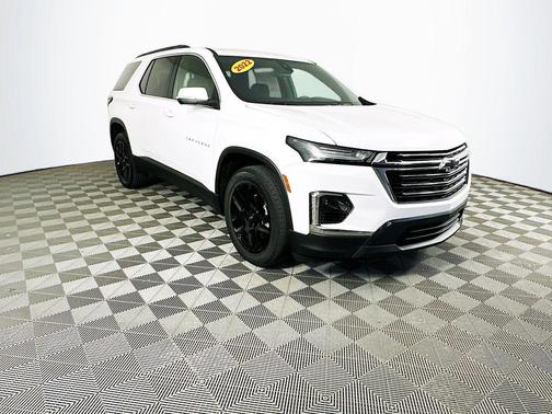 White 2022 Chevrolet Traverse LT Cloth