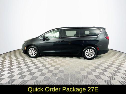 2022 Chrysler Voyager LX