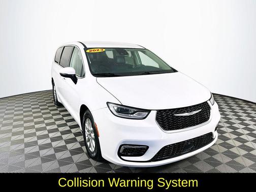 2023 Chrysler Pacifica Touring-L