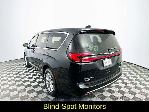 2023 Chrysler Pacifica Touring-L