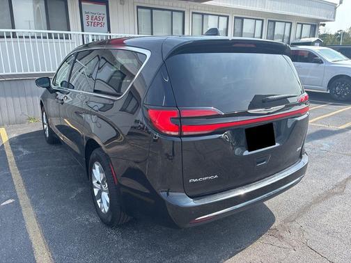 2023 Chrysler Pacifica Touring-L