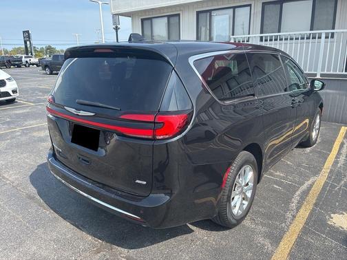 2023 Chrysler Pacifica Touring-L