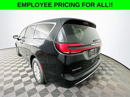2025 Chrysler Pacifica Select