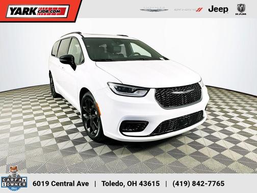 White 2025 Chrysler Pacifica Limited