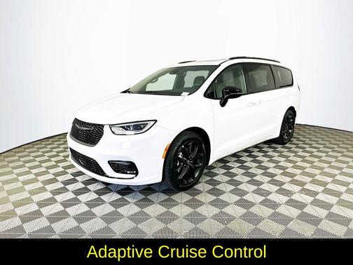 White 2025 Chrysler Pacifica Limited