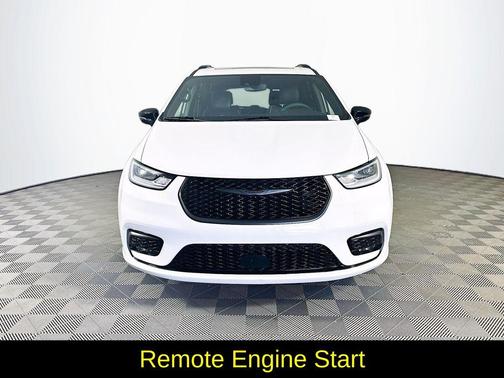 White 2025 Chrysler Pacifica Limited