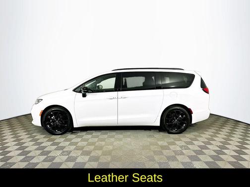White 2025 Chrysler Pacifica Limited