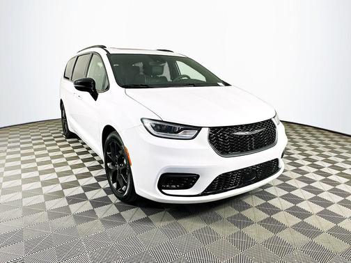 White 2025 Chrysler Pacifica Limited