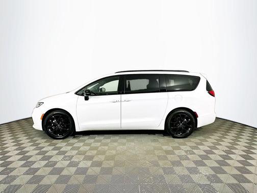 White 2025 Chrysler Pacifica Limited