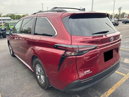 2025 Toyota Sienna LE