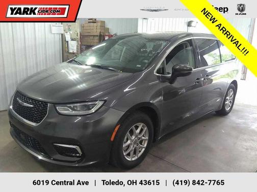 2023 Chrysler Pacifica Touring-L