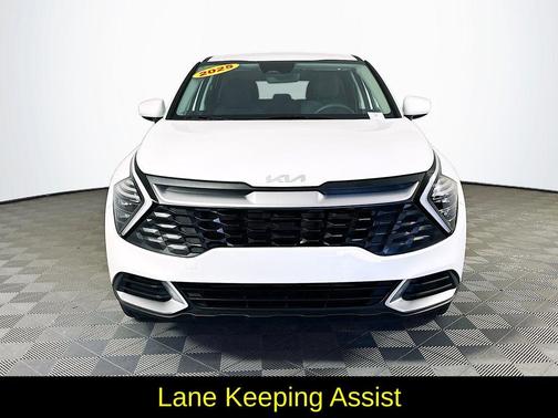 White 2025 Kia Sportage LX