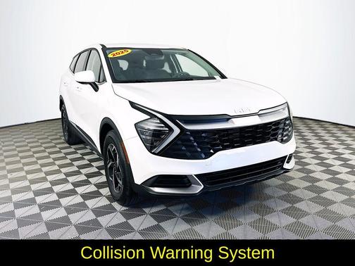 White 2025 Kia Sportage LX