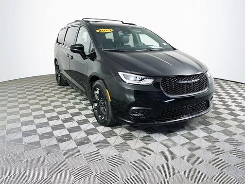 Black 2025 Chrysler Pacifica Limited