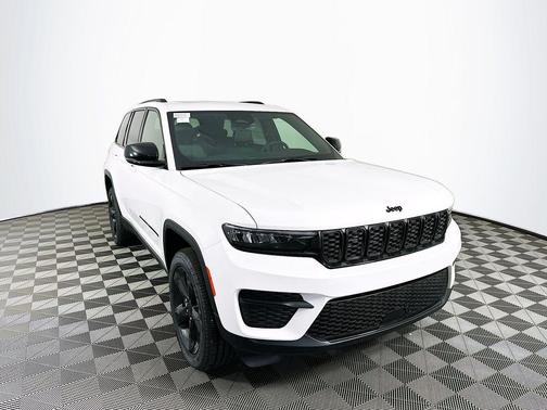 2025 Jeep Grand Cherokee Laredo