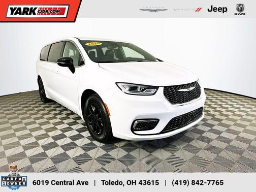 White 2025 Chrysler Pacifica Select