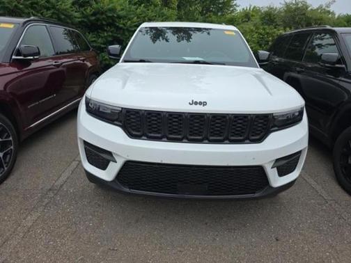 White 2023 Jeep Grand Cherokee Altitude