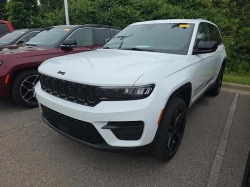 White 2023 Jeep Grand Cherokee Altitude
