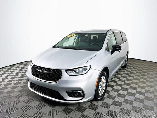 2024 Chrysler Pacifica Touring-L