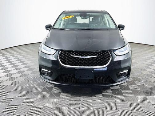 2023 Chrysler Pacifica Touring-L