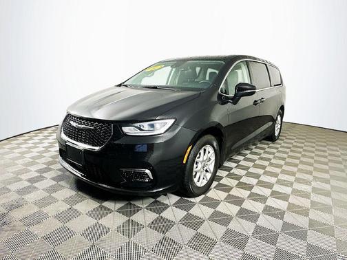 2023 Chrysler Pacifica Touring-L