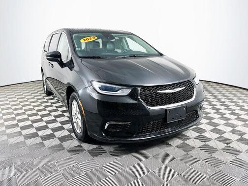 2023 Chrysler Pacifica Touring-L