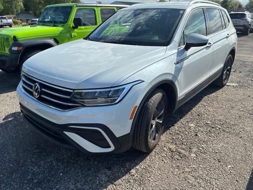 Opal White Pearl Effect 2023 Volkswagen Tiguan 2.0T SE