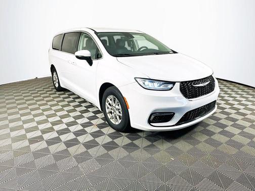 White 2023 Chrysler Pacifica Touring-L