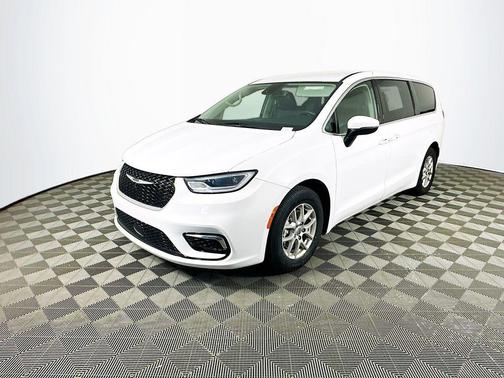 White 2023 Chrysler Pacifica Touring-L