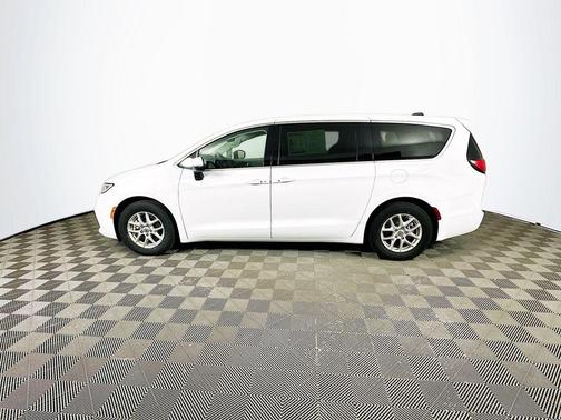 White 2023 Chrysler Pacifica Touring-L