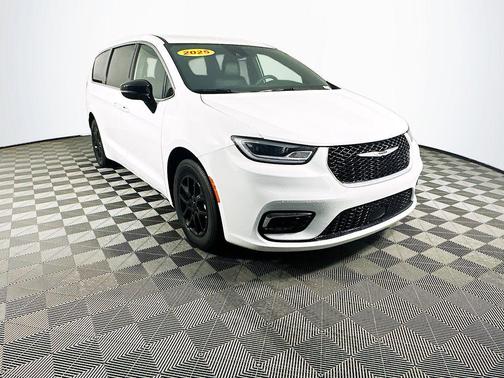 White 2025 Chrysler Pacifica Select