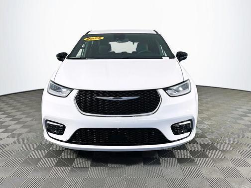 White 2025 Chrysler Pacifica Select