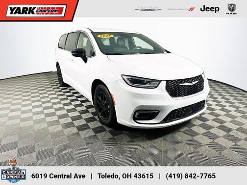 White 2025 Chrysler Pacifica Select