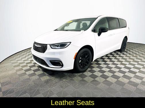 White 2025 Chrysler Pacifica Select
