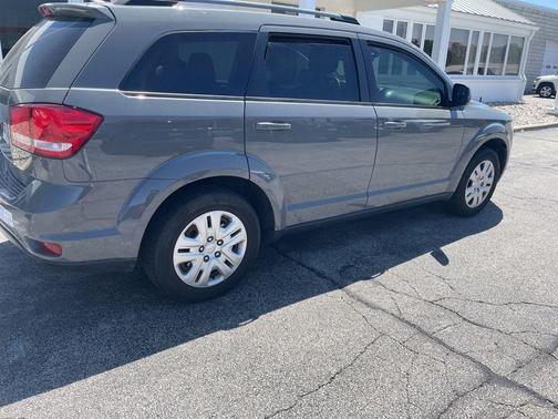 Gray 2019 Dodge Journey SE