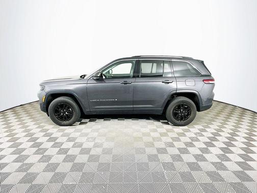 Gray 2023 Jeep Grand Cherokee Laredo