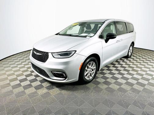 2024 Chrysler Pacifica Touring-L