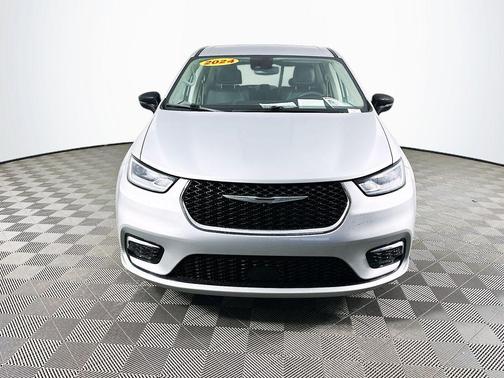 2024 Chrysler Pacifica Touring-L