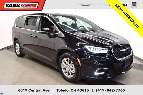 Black 2025 Chrysler Pacifica Select
