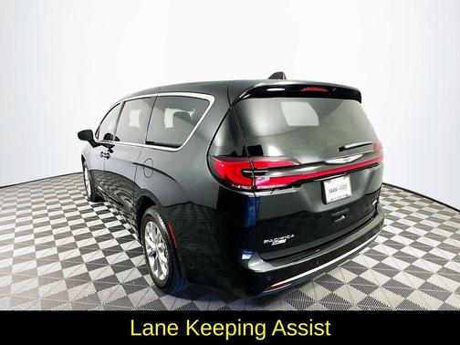 2023 Chrysler Pacifica Touring-L