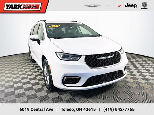 White 2023 Chrysler Pacifica Touring-L