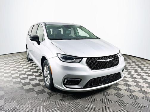 2024 Chrysler Pacifica Touring-L