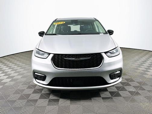 2024 Chrysler Pacifica Touring-L