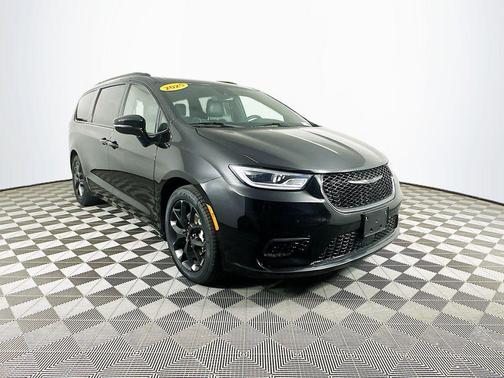 Black 2025 Chrysler Pacifica Limited
