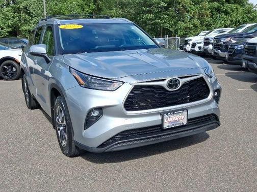Celestial Silver Metallic 2023 Toyota Highlander XLE